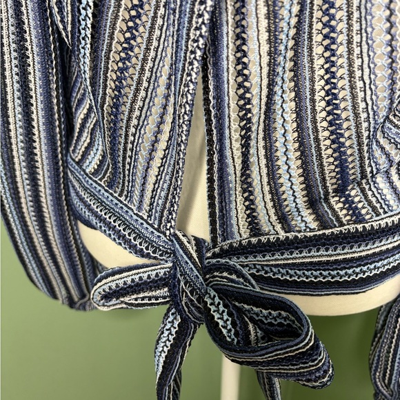 Elegant Blue Striped V-Neck Blouse - Picture 4 of 15